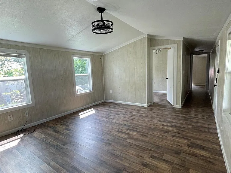 433 Capricorn Dr — Photo 4