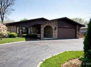 7731 Eleanor Pl, Willowbrook, IL 60527
