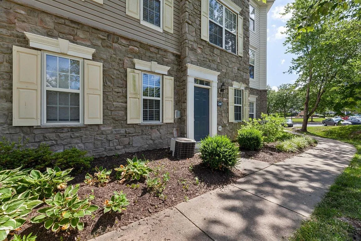 2 bed, 1300 sqft, $2,725 — Photo 3