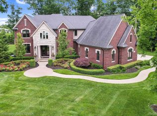 5767 Sovereign Dr, Oakland Township, MI
