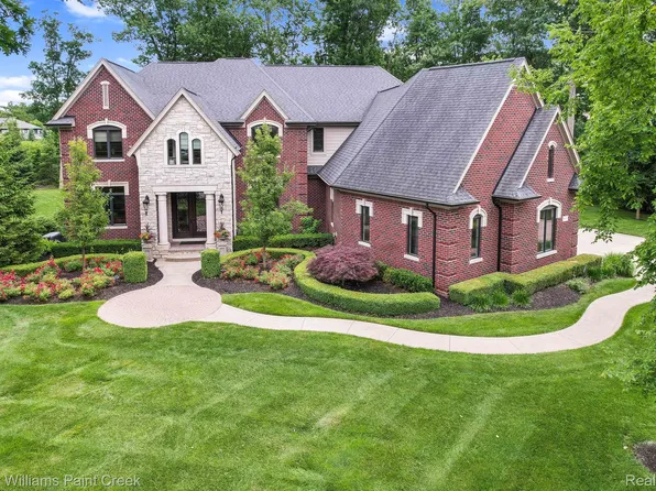 5767 Sovereign Dr, Oakland Township, MI 48306