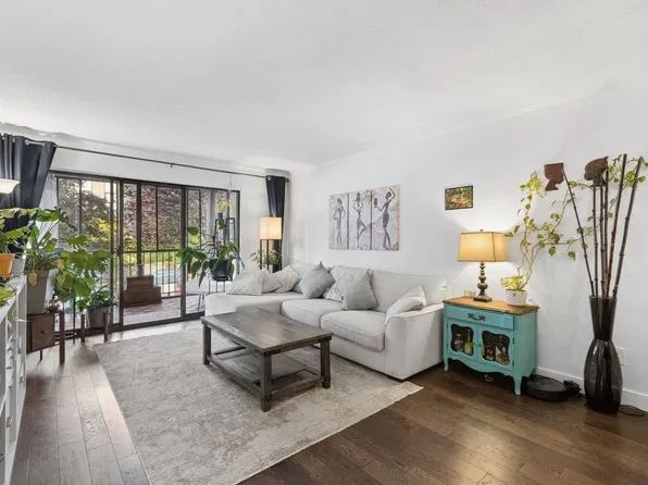 127 E 4th St #201, North Vancouver, BC V7L 1H7