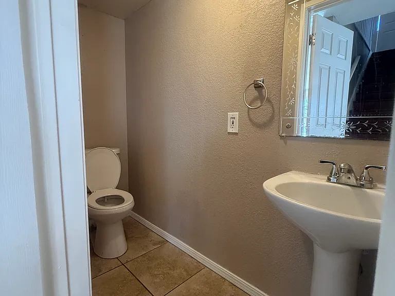 1354 Elwood St — Photo 10