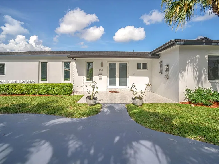 1807 SW 102nd Pl — Photo 4