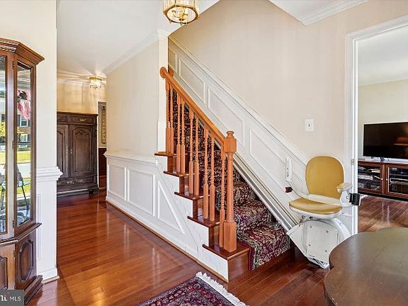 2nd image of 105 Saratoga Waye NE