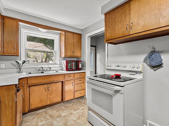 3rd image of 138 Langley Blvd