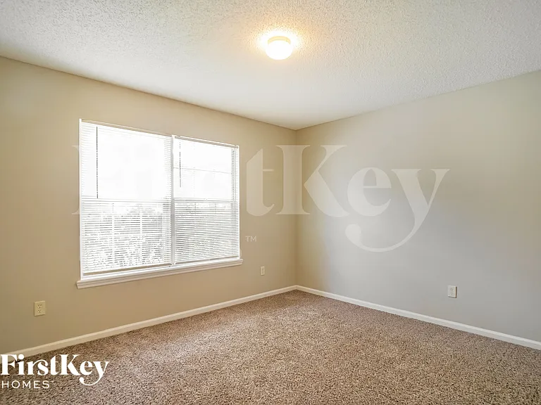 489 Mackenzie Cir — Photo 15