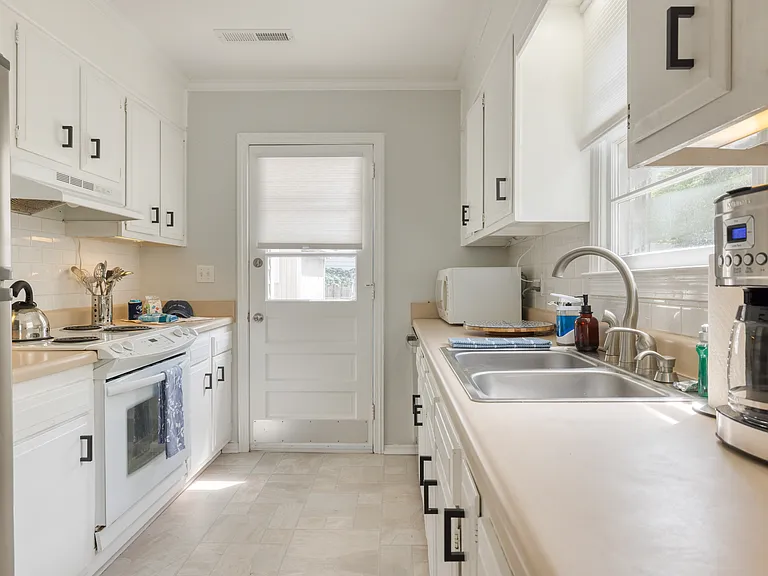 1424 Moultrie St — Photo 10
