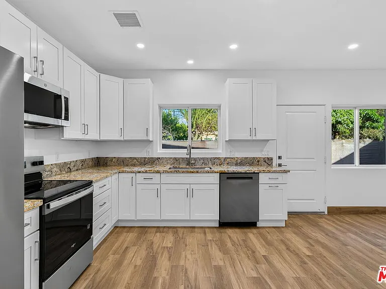 17625 Burbank Blvd — Photo 6
