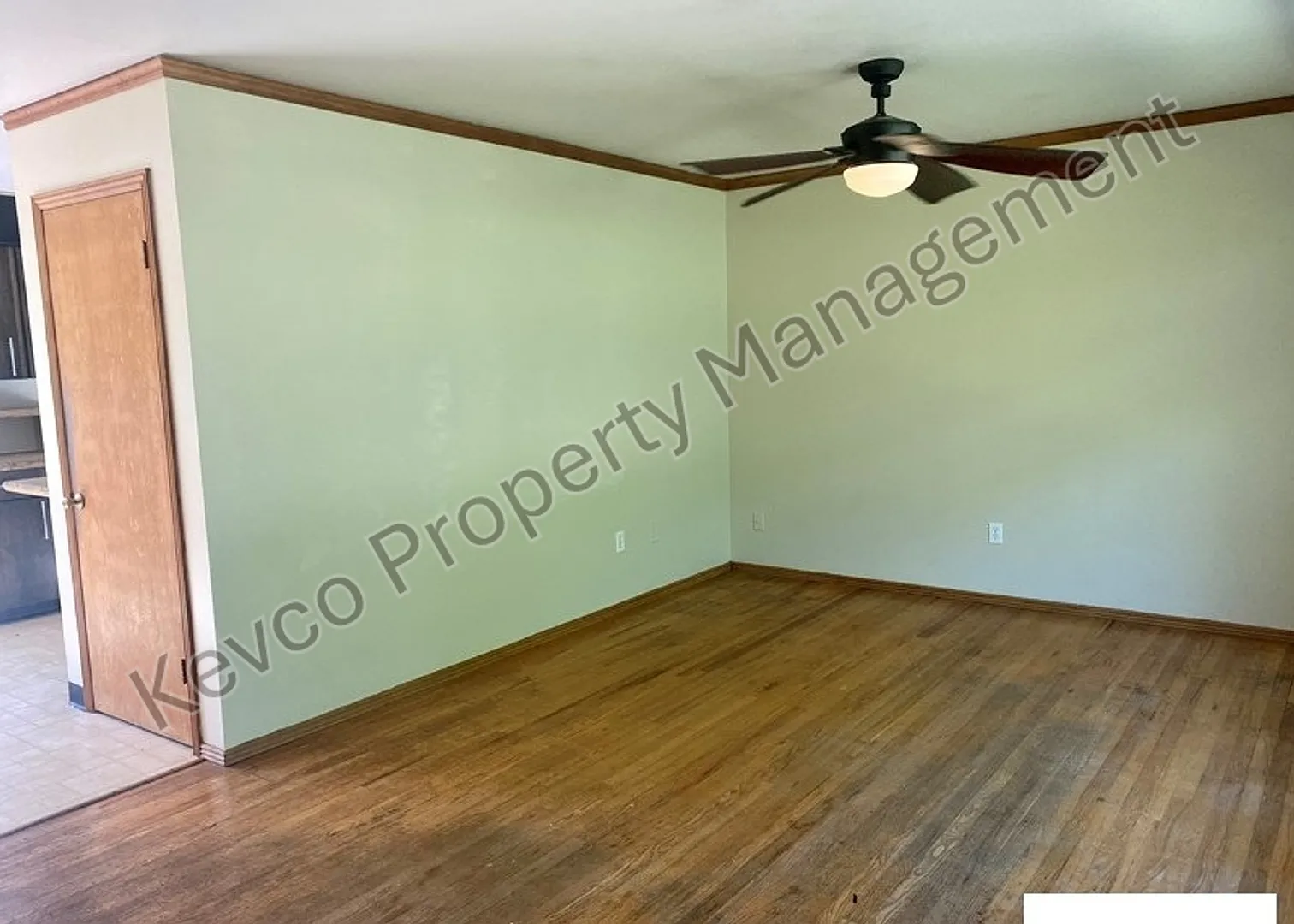 Home with Tons of Space!! — Photo 4