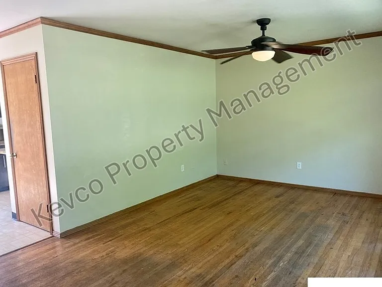 1400 Hillcrest Dr — Photo 3