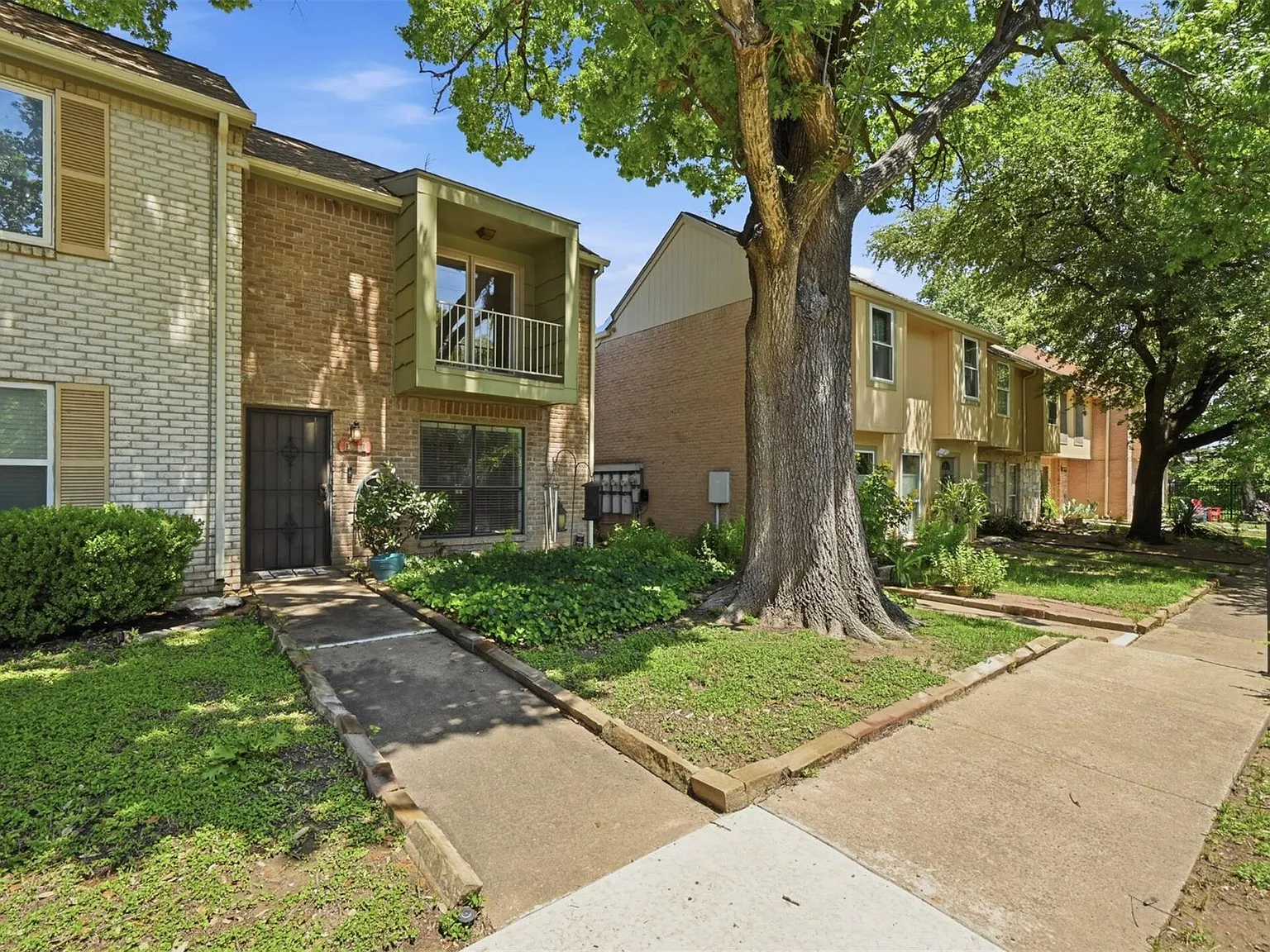2 bed, 2.5 bath, 1332 sqft, $1,800 — Photo 2