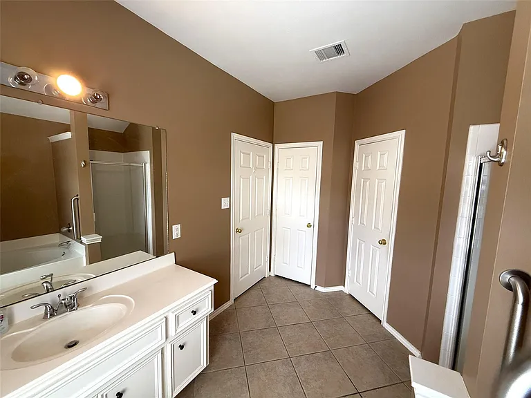 3906 Eastland Lake Dr — Photo 13