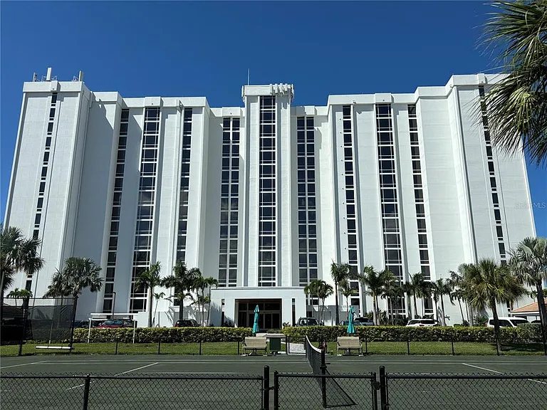 2425 Gulf Of Mexico Dr #7F — Photo 1