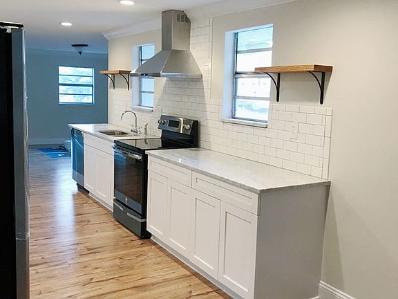 2nd image of 106 W Louisiana Ave