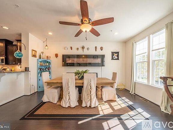 3rd image of 1827 Honeysuckle Ct