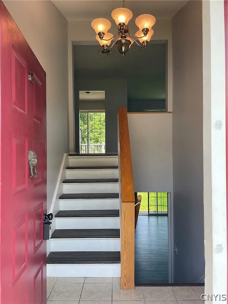 3 bed, 2.0 bath, 3808 sqft, $2,200 — Photo 3