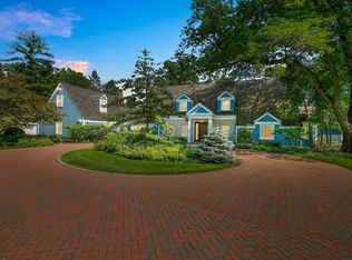 135 Dickens Rd, Northfield, IL 60093