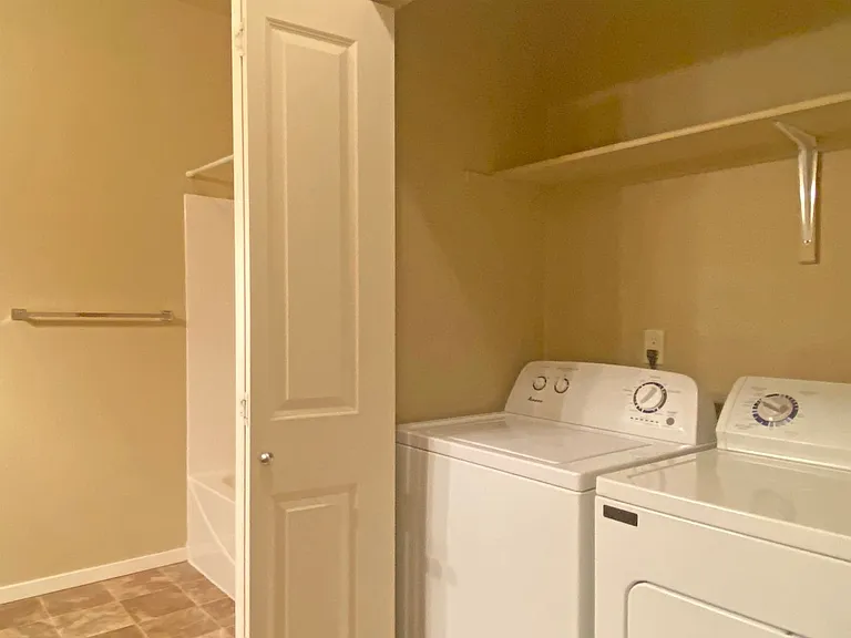 Catron Apartments - 1-3 Bedrooms 2 Bathrooms with In Unit Washer/Dryer and Internet — Photo 36