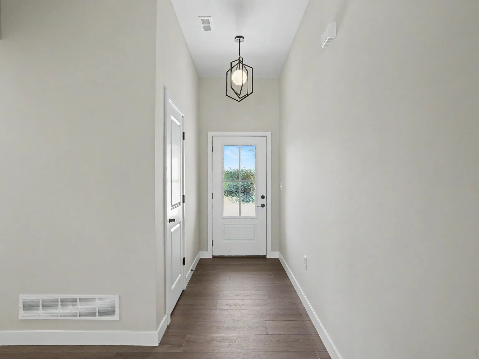 3 bed, 2.0 bath, 1769 sqft, $2,600 — Photo 4