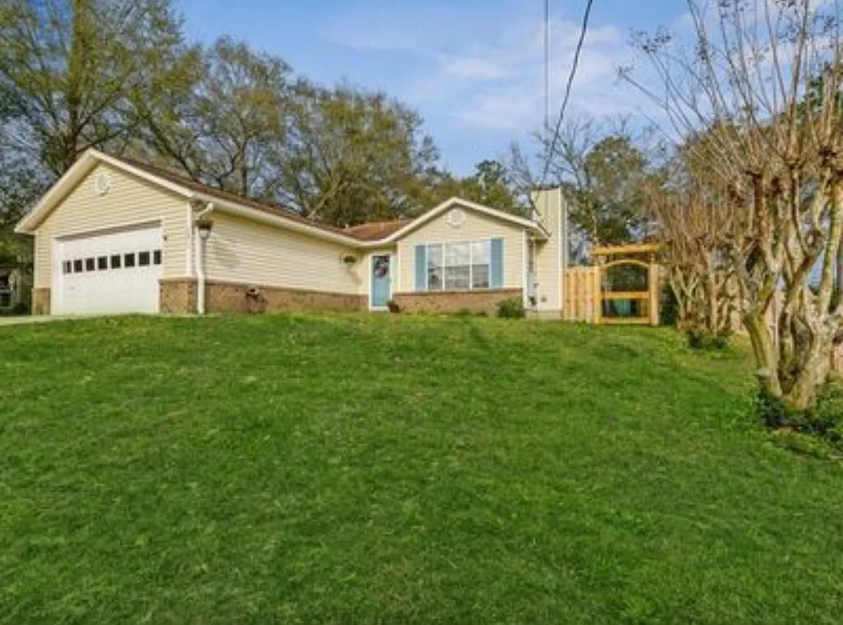 3 bed, 1168 sqft, $1,800 — Photo 1