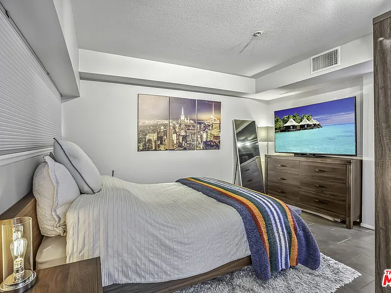 7320 Hawthorn Ave #315 — Photo 4