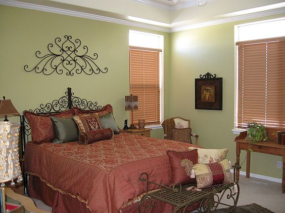 Master bdrm with 10' ceilings