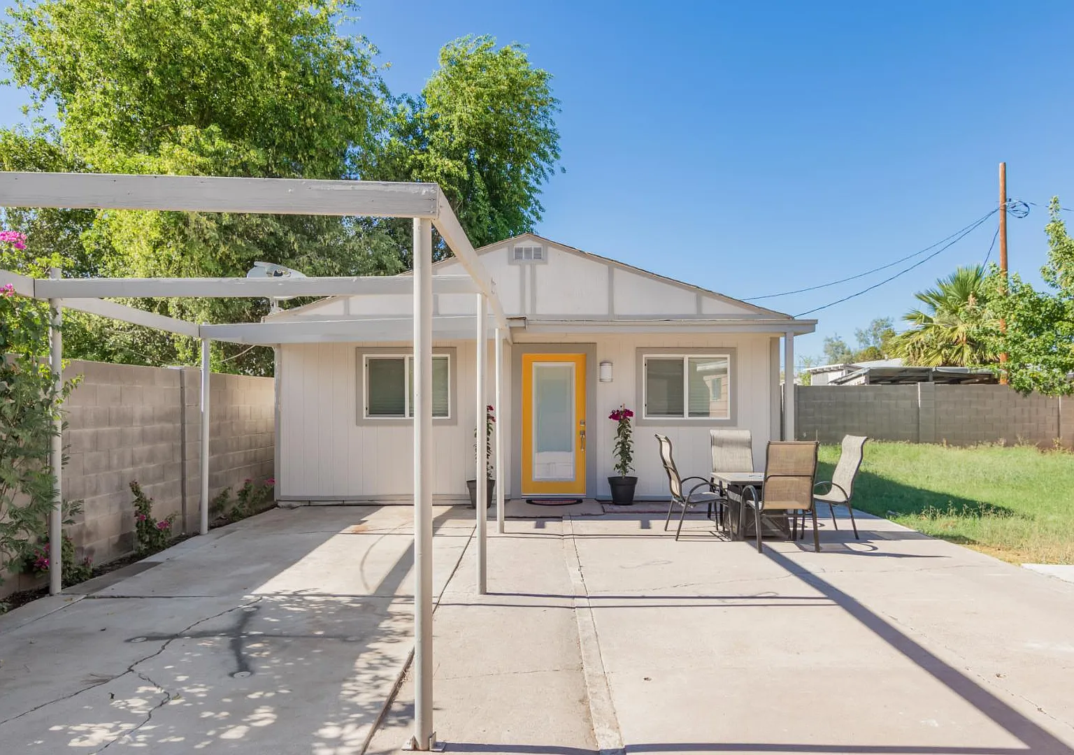 2524 E Willetta St - Room 2 — Photo 4