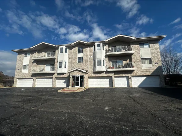 733 N 5th Ave APT 201, Addison, IL 60101