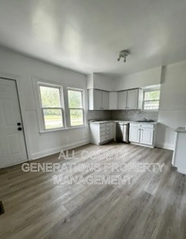 3 bed, 1.0 bath, $1,195 — Photo 2