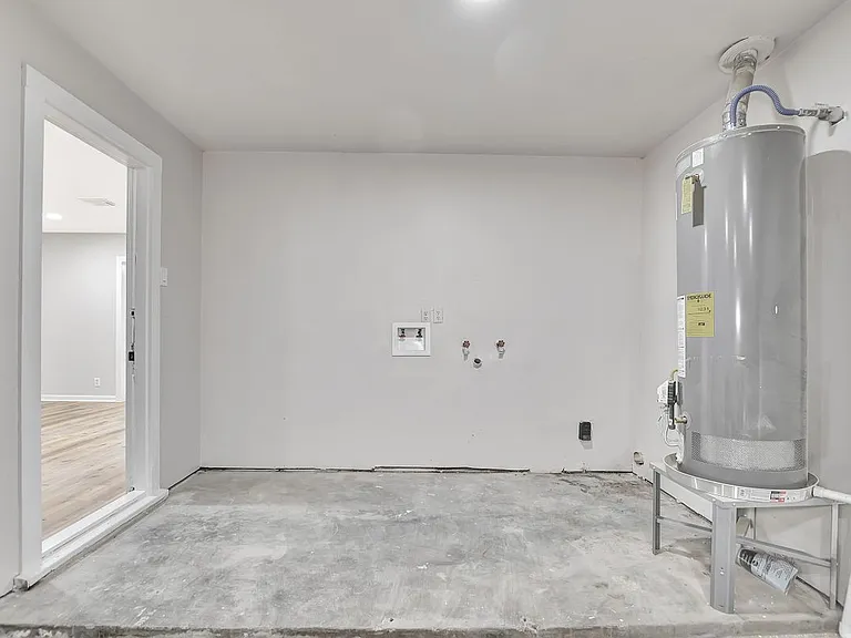 704 Teabury St — Photo 6