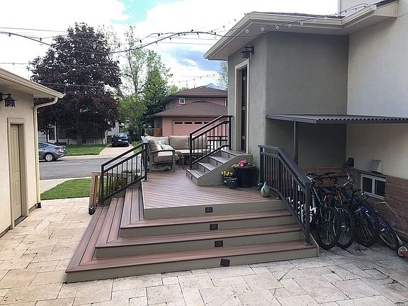 Backyard deck w grill