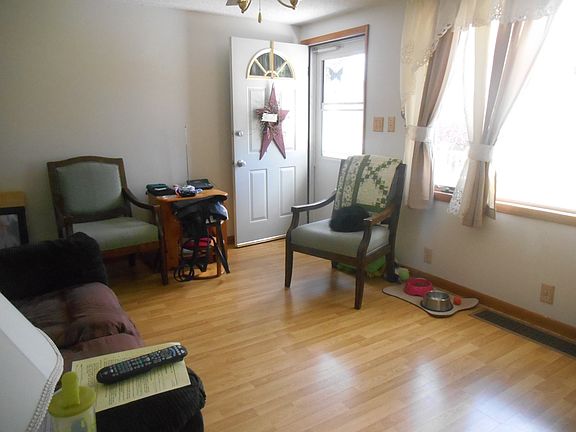 4th image of 28 Roosevelt St