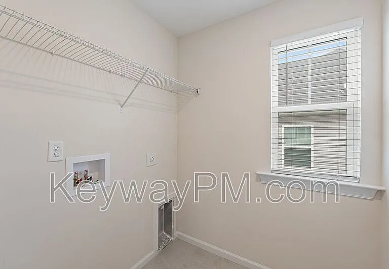 585 Hampton Dr — Photo 15