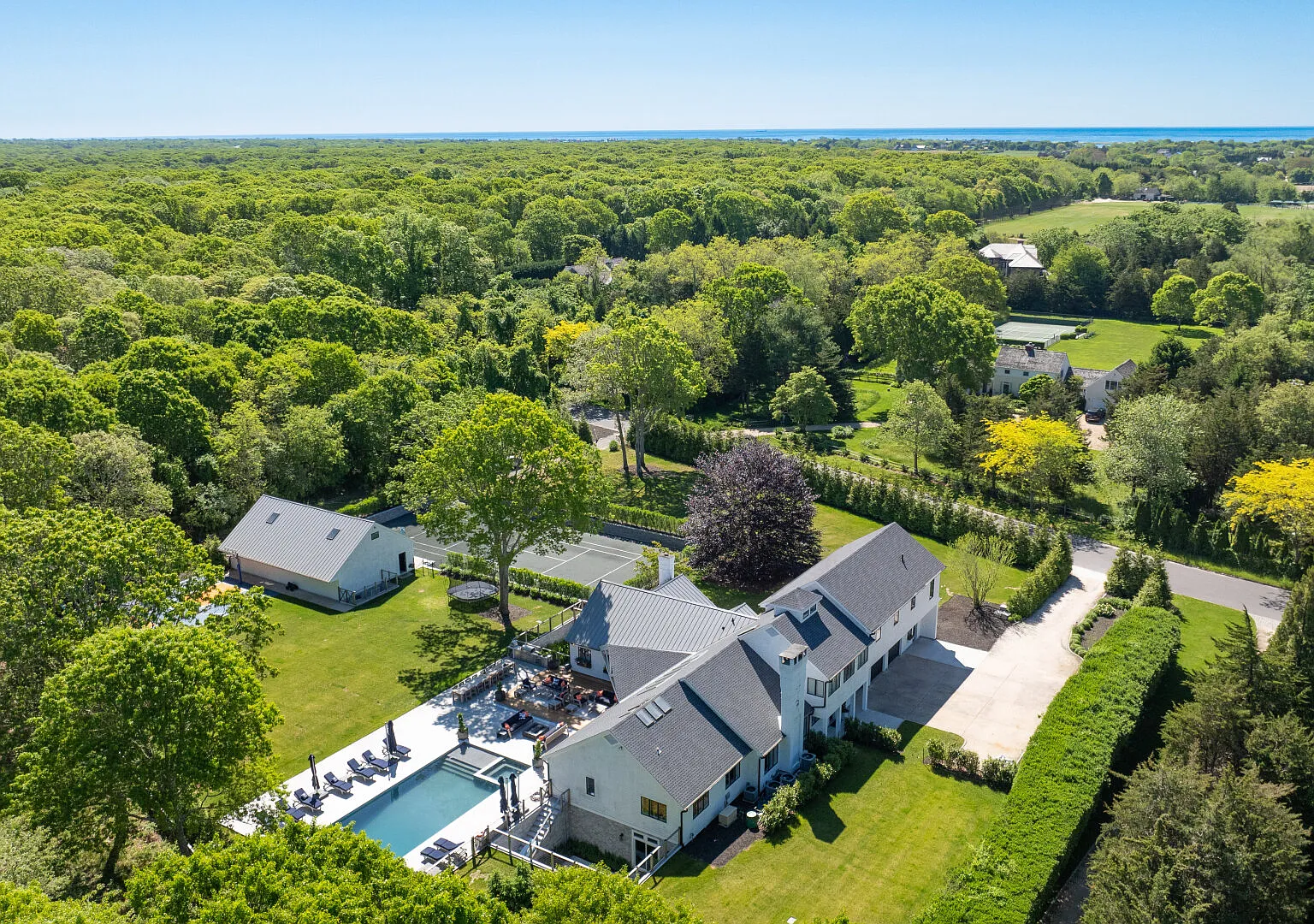 Sagaponack Estate with pool, hot tub, tennis court, basketball — Photo 1
