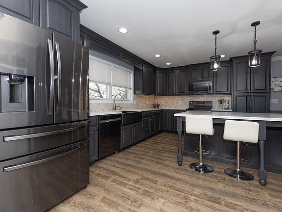 4th image of 5555 Lakeside Dr