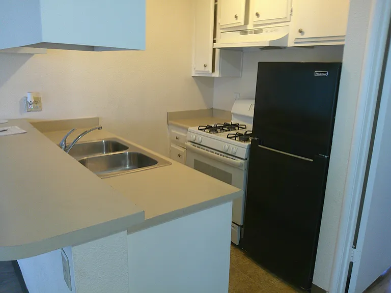 322 W Oak St #F — Photo 8