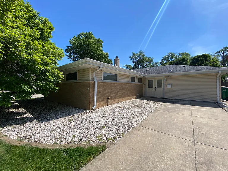 8143 Howard Ave — Photo 2