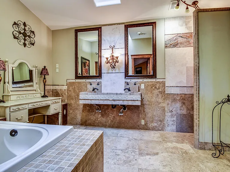 1341 E Ivyglen St — Photo 7