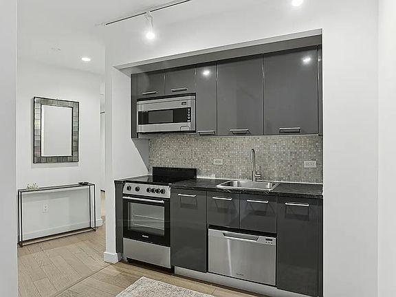 3rd image of 20 Exchange Pl APT 1012