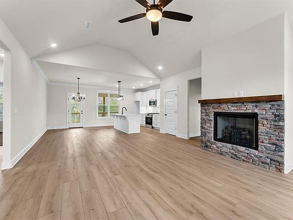 5th image of 27 Kirkcudbright Ln