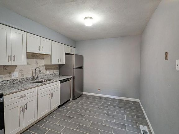 2nd image of 7230 Southwest Ave APT 9