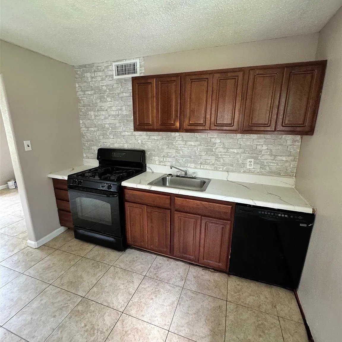 2 bed, 1100 sqft, $1,300 — Photo 4