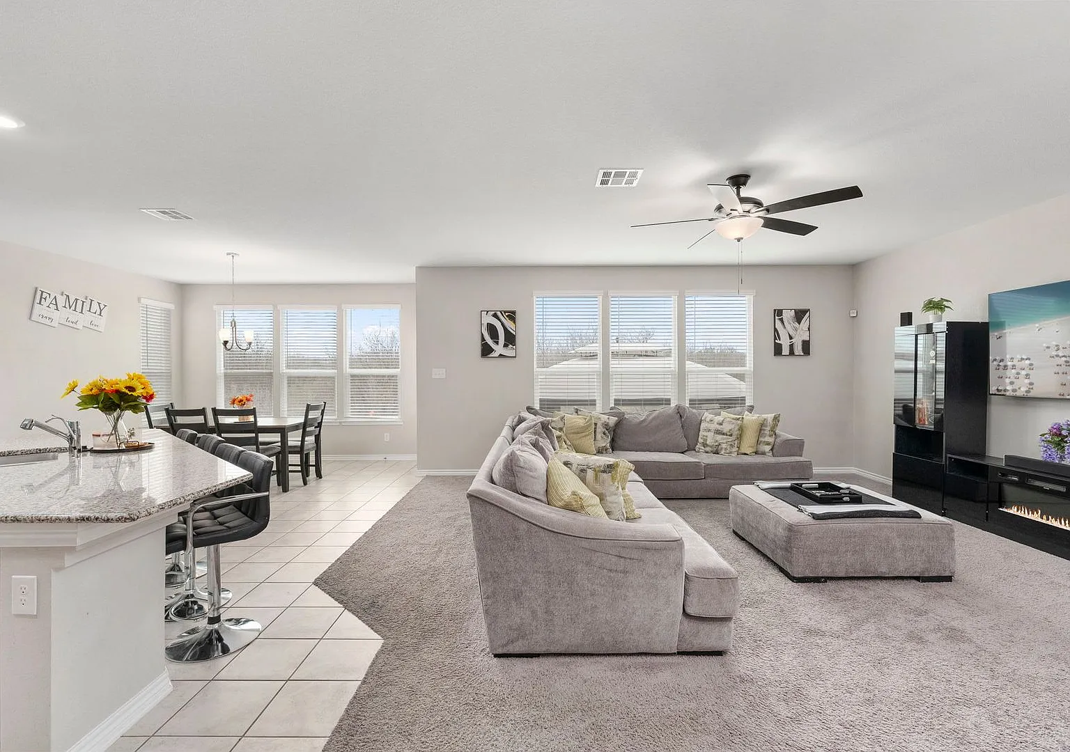 Stunning 5 bedroom Home on Far West Side — Photo 3