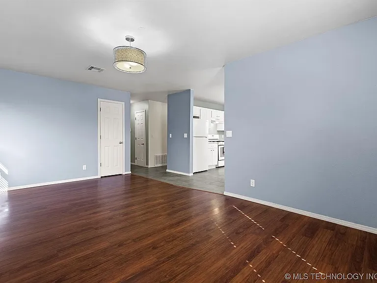 1449 S Oak Ave — Photo 10