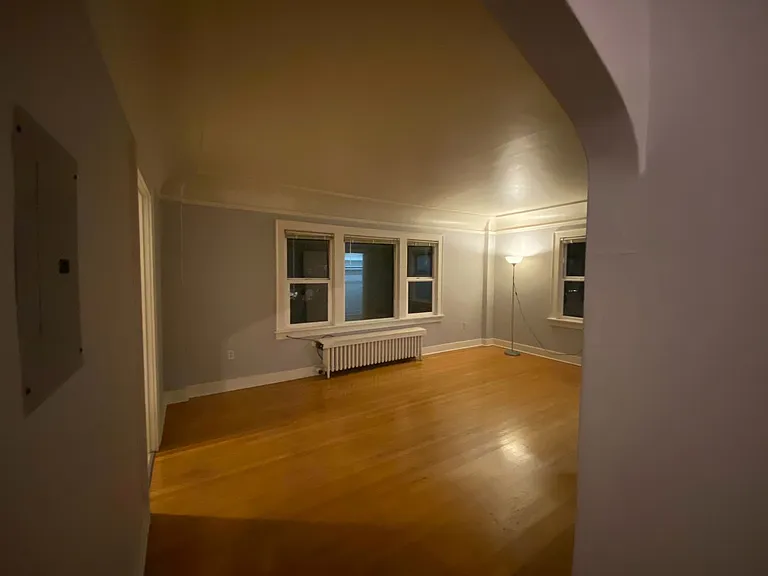 Broadway Crest Apartments — Photo 11