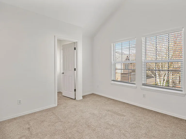 1611 SW San Mateo Ter — Photo 3