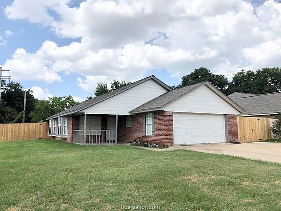 3rd image of 1001 Bayou Woods Dr