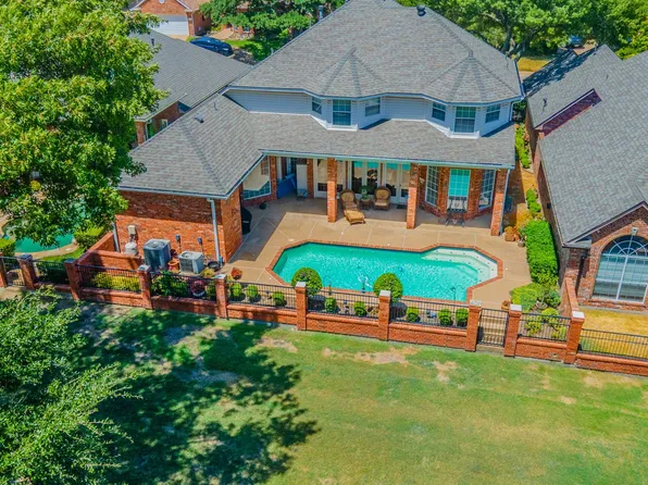 757 Village Green Dr, Desoto, TX 75115
