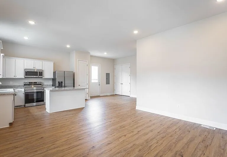 2239 E 19th St #MAIN — Photo 3